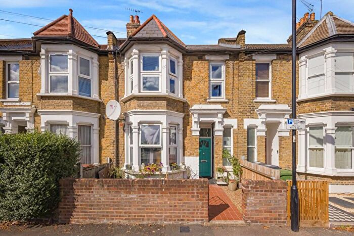 3 Bedroom Maisonette For Sale In Newport Road, Leyton, E10