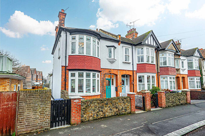 3 Bedroom End Of Terrace House For Sale In Rockleigh Avenue, Leigh-on-sea, SS9