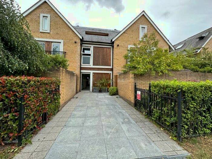 2 Bedroom Flat To Rent In Station Road, Beaconsfield, HP9