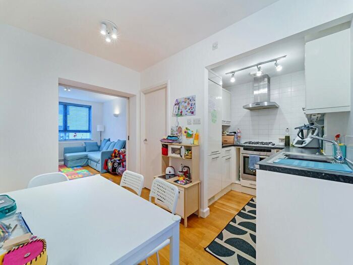 2 Bedroom Flat To Rent In Kew Bridge Court, Chiswick, London, W4