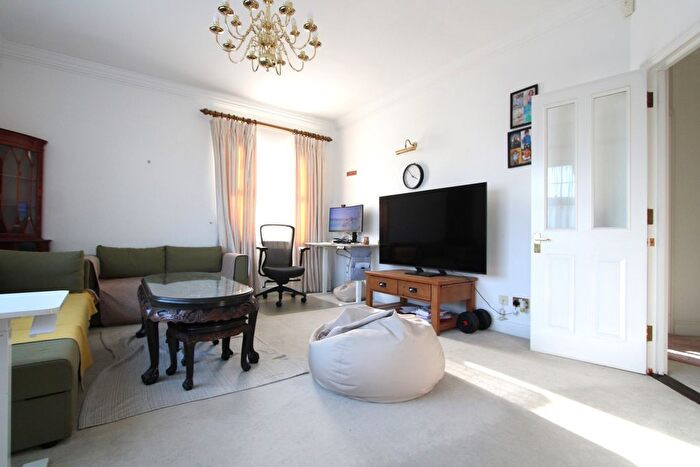 2 Bedroom Flat To Rent In Dewlands Court, Turnberry Close, London, London, NW4