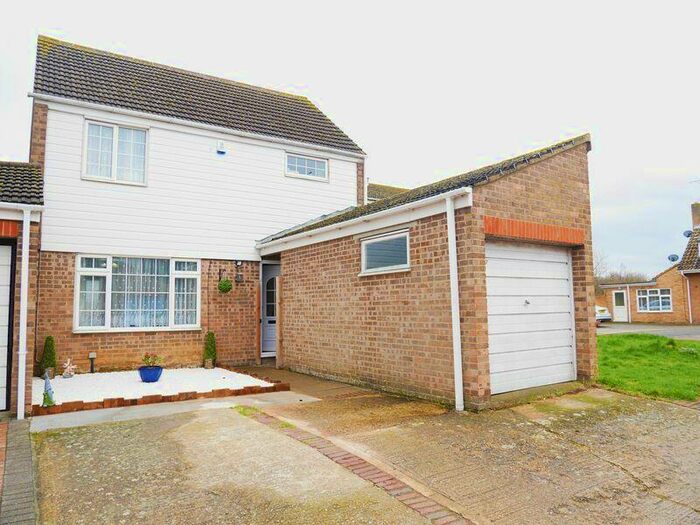 3 Bedroom Link Detached House To Rent In Rochford Gardens, Slough, SL2