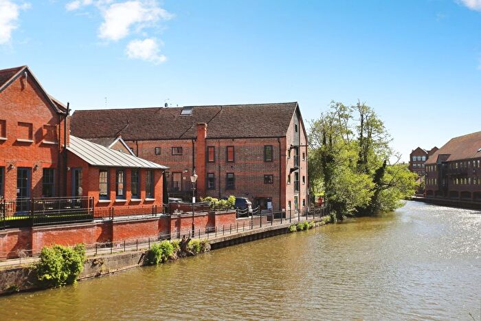 1 Bedroom Flat For Sale In Lyons Crescent, Tonbridge, Kent, TN9