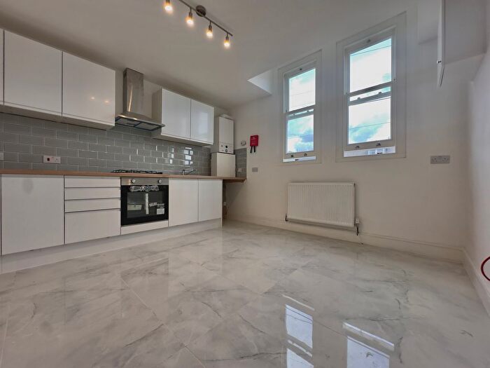 2 Bedroom Flat To Rent In Longley Road, SW17