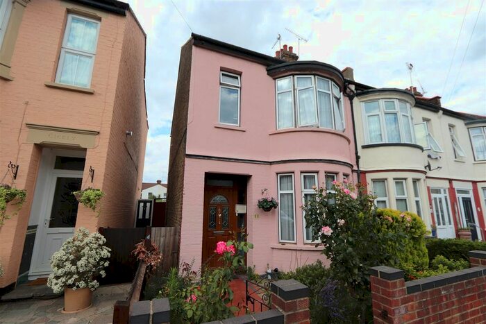3 Bedroom End Of Terrace House To Rent In Central Avenue, Southend-On-Sea, SS2