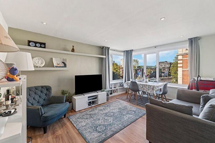 2 Bedroom Flat For Sale In Samels Court, Riverside, Hammersmith, W6