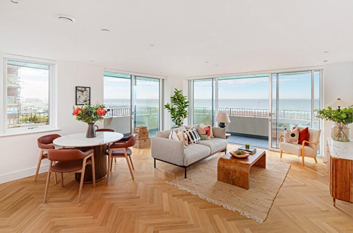 2 Bedroom Flat For Sale In Argentum, Kingsway, Hove, BN3