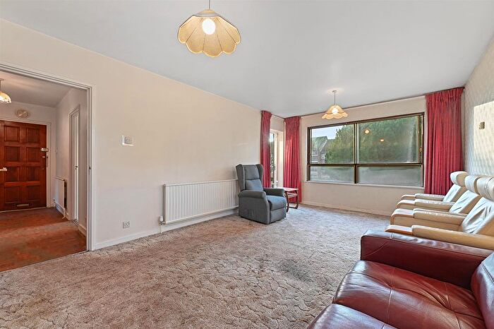 2 Bedroom Flat For Sale In Kent Avenue, London, W13