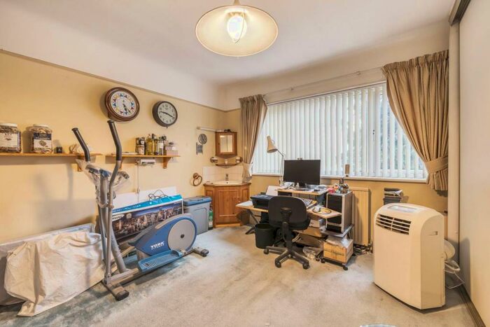 2 Bedroom Flat To Rent In Edgwarebury Lane, Edgware, HA8