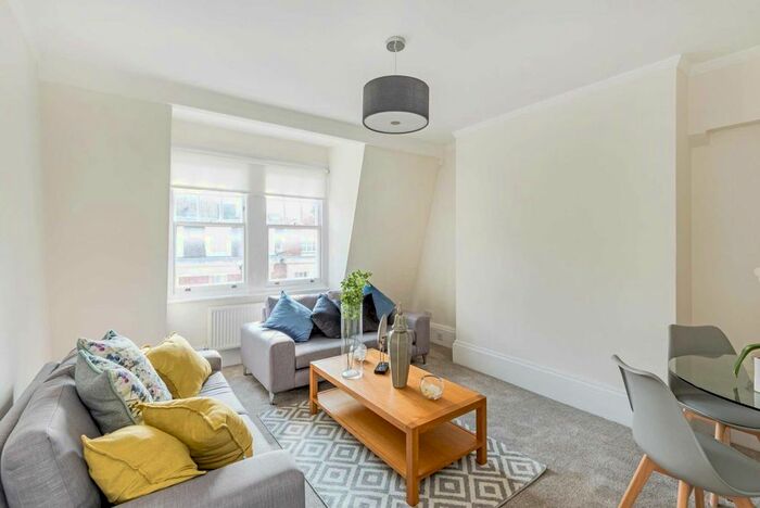 2 Bedroom Flat To Rent In Bed - Marylebone High Street, London, W1U