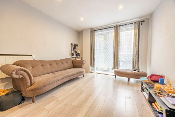 1 Bedroom Apartment For Sale In Victoria Avenue, Southend-on-Sea, SS2