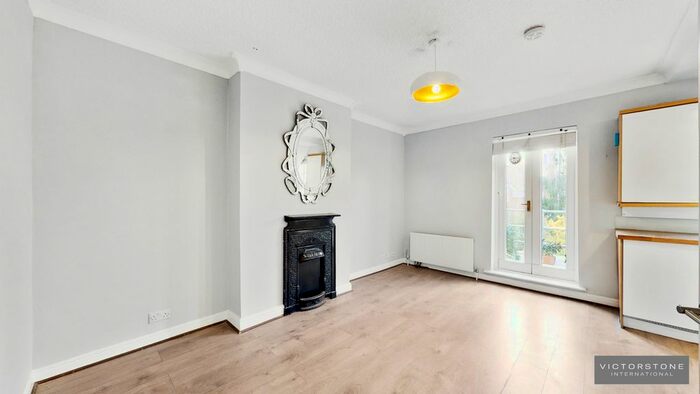 3 Bedroom Maisonette To Rent In Victoria Road, Mill Hill, London NW7