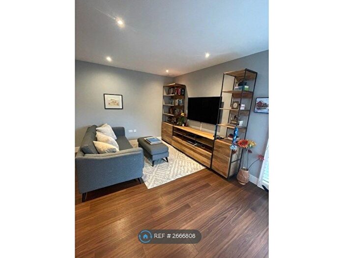 2 Bedroom Flat To Rent In Uk, London, SW15