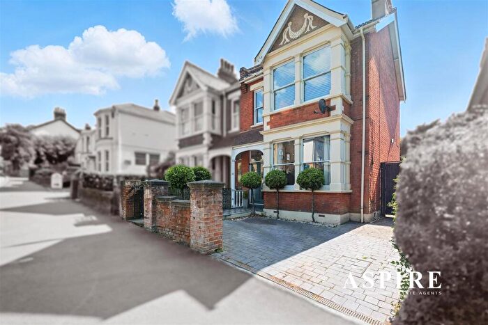 3 Bedroom Semi-Detached House For Sale In Crown Hill, Rayleigh, SS6