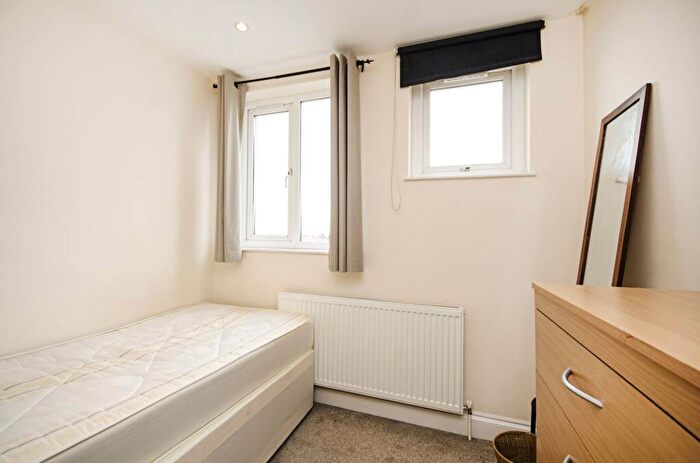 2 Bedroom Flat To Rent In Finchley Road, Temple Fortune, London, NW11