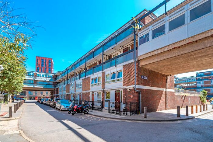 3 Bedroom Maisonette To Rent In Stewart Street, London, E14