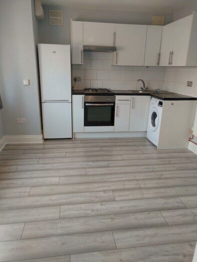 2 Bedroom Flat To Rent In Oval Road South, Dagenham, Essex, RM10