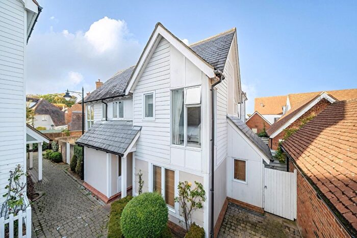 3 Bedroom Semi-Detached House For Sale In Edgar Close, Kings Hill, West Malling, ME19