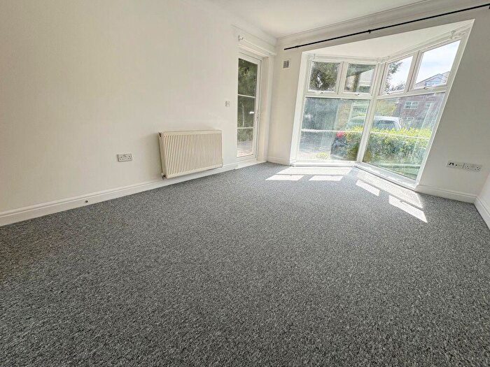 2 Bedroom Flat To Rent In Richmond Park Road, Charminster (), P07