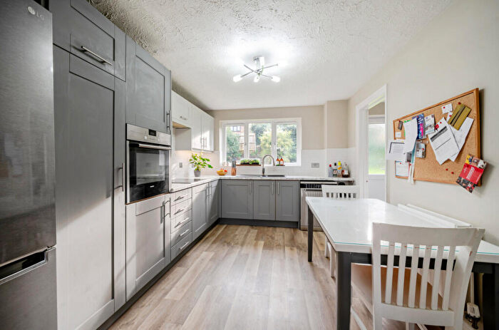 4 Bedroom Detached House For Sale In Throgmorton Road, Yateley, Hampshire, GU46