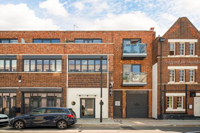 3 Bedroom Flat For Sale In Vyner Street, London, E2