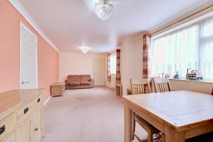 1 Bedroom Detached Bungalow For Sale In Spencer Road, Rainham, RM13