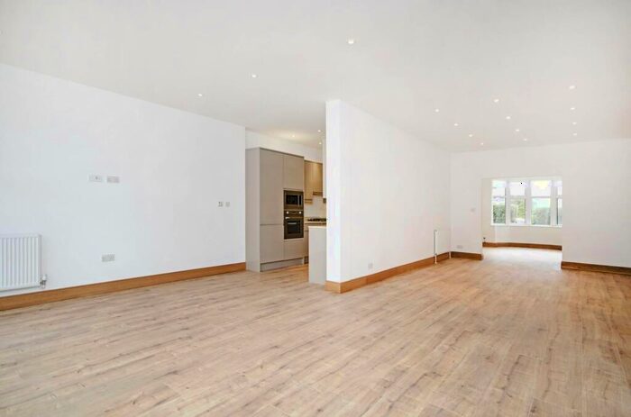 5 Bedroom Semi-Detached House To Rent In Temple Gardens, Temple Fortune, NW11