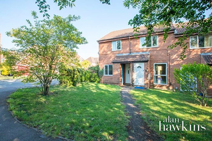 2 Bedroom Flat For Sale In Farne Way, Royal Wootton Bassett, SN4