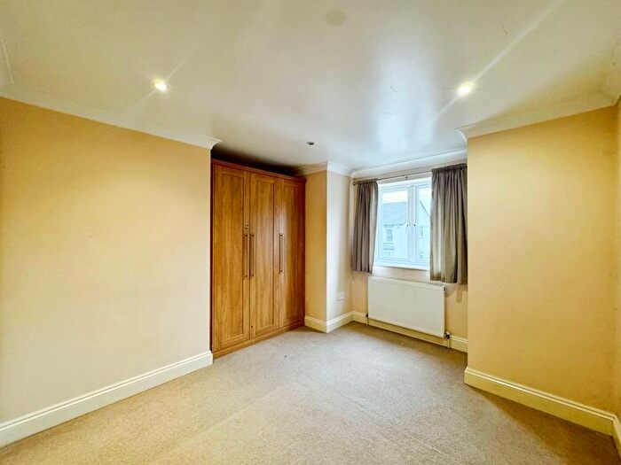 2 Bedroom Flat For Sale In Drayton Road, Borehamwood, WD6