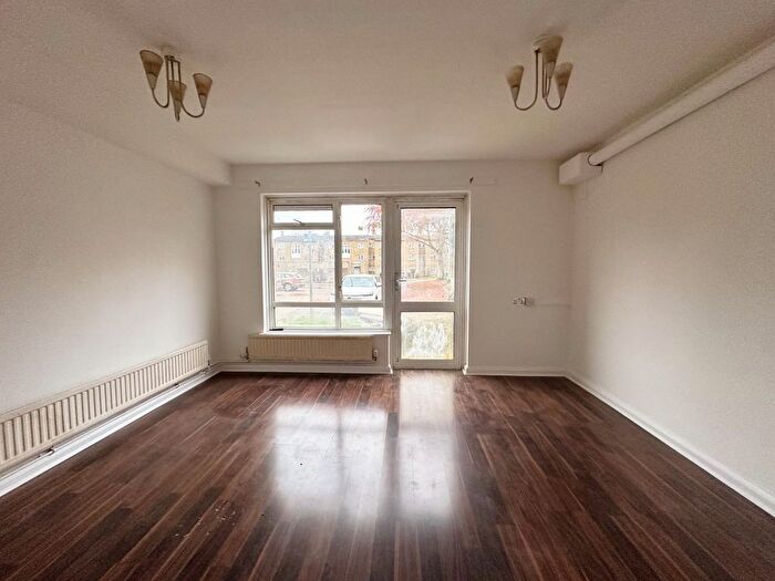 1 Bedroom Flat To Rent In Enfield Close, Uxbridge, Greater London, UB8