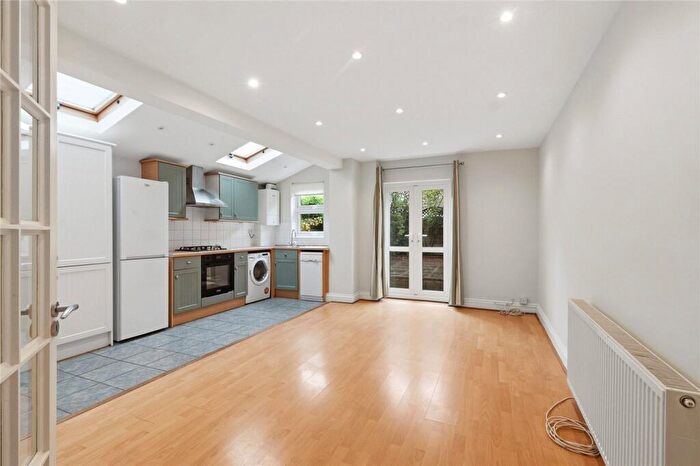 2 Bedroom Apartment For Sale In Barry Road, London, SE22