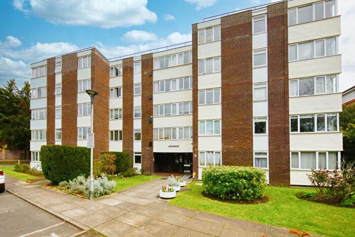 2 Bedroom Flat For Sale In Galsworthy Road, Kingston Upon Thames, KT2