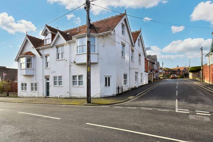 1 Bedroom Flat To Rent In Ward Road, Totland Bay, PO39