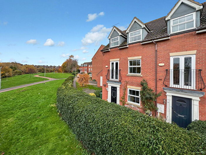 4 Bedroom Town House For Sale In Treefields, Buckingham, MK18