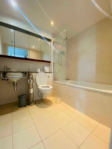 2 Bedroom Apartment To Rent In Oxygen Building, Western Gateway, Royal Victoria, Canary Wharf, E16
