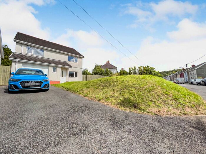 4 Bedroom Detached House For Sale In Lon Y Felin, Ammanford, West Glamorgan, SA18