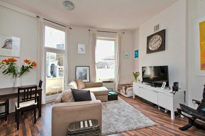 1 Bedroom Flat To Rent In Chesterton Road, Notting Hill, London, Uk, W10