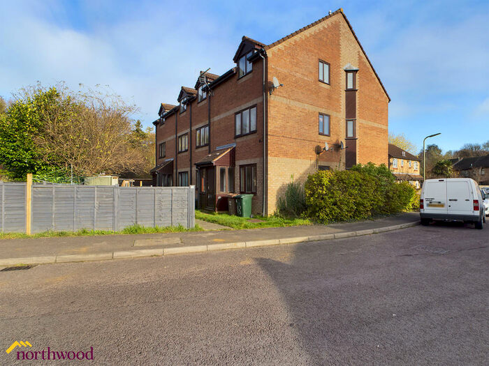 2 Bedroom Apartment To Rent In Dean Close, Banbury, OX16