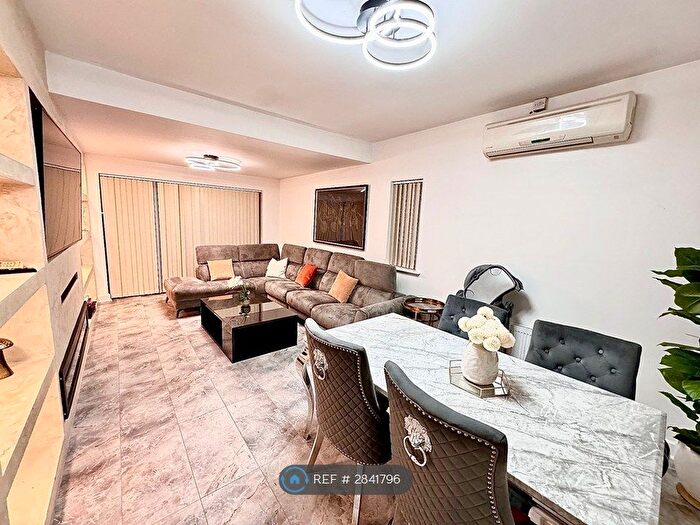 4 Bedroom Bungalow To Rent In Wingletye Lane, Hornchurch, RM11