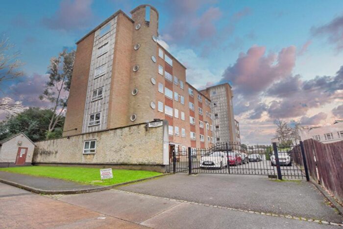 2 Bedroom Flat To Rent In Hollybank Court, Stoneygate, Leicester, LE2