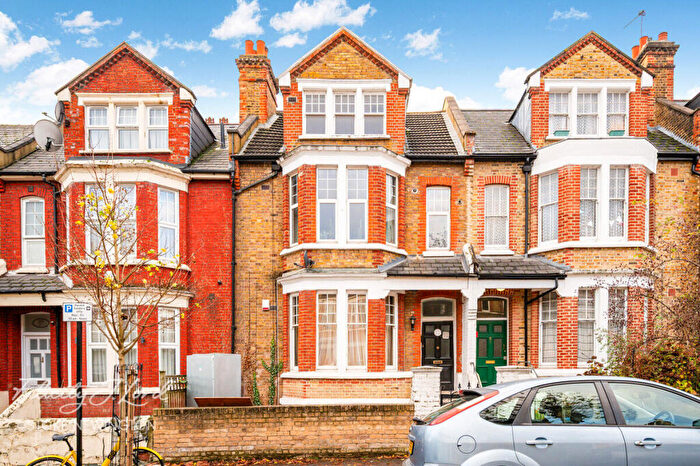 2 Bedroom Flat For Sale In Cranwich Road, London, N16