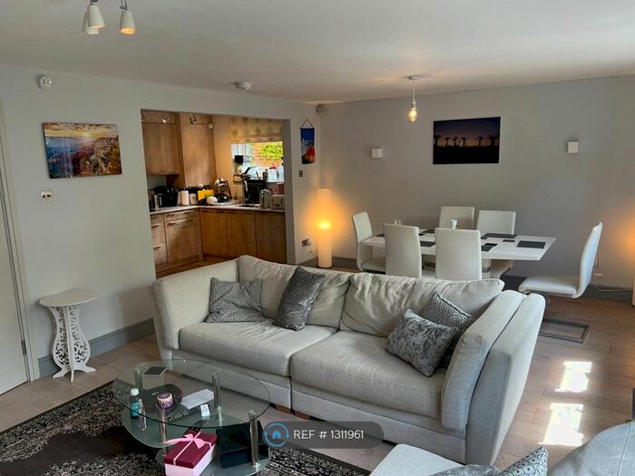 2 Bedroom Flat To Rent In Spencer Hill, London, SW19