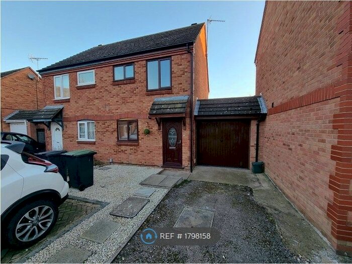 2 Bedroom Semi-Detached House To Rent In Bradfield Close, Rushden, NN10