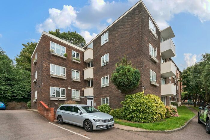 3 Bedroom Flat To Rent In Blackheath Hill, London, SE10