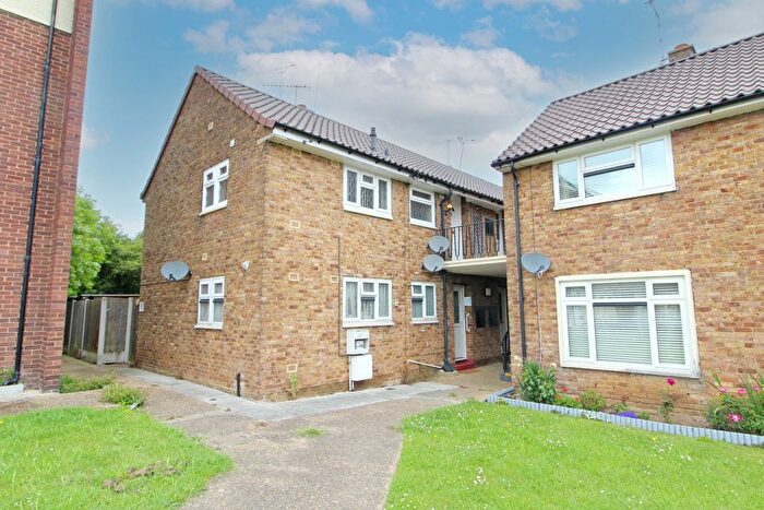 1 Bedroom Flat For Sale In Wood Farm Close, Leigh-On-Sea, Essex, SS9