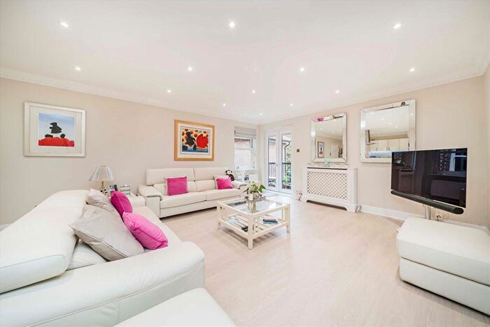 2 Bedroom Flat For Sale In Oatlands Drive, Weybridge, KT13