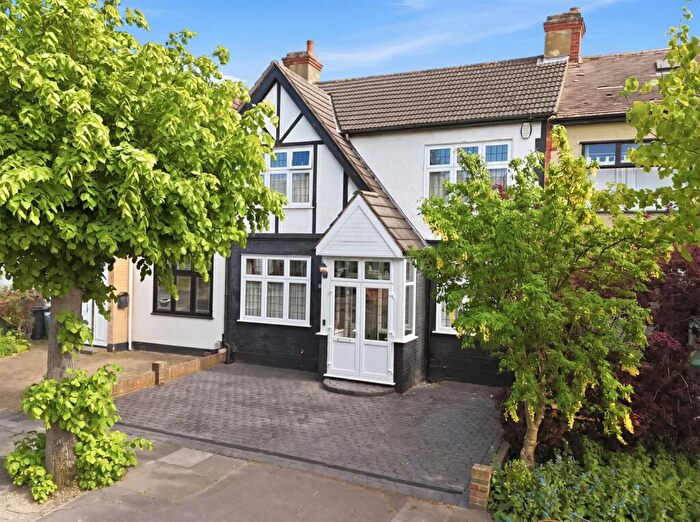 4 Bedroom Terraced House For Sale In Derwent Gardens, Ilford, IG4