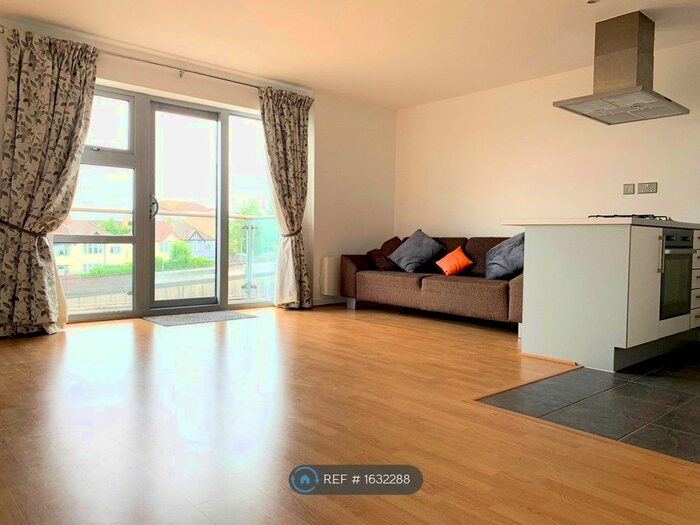 2 Bedroom Flat To Rent In Queen Mary Avenue, London, E18