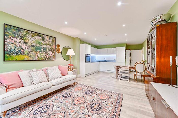 2 Bedroom Flat For Sale In Butler Court, Battersea, London, SW11