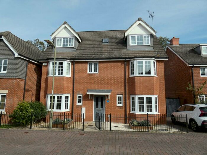 5 Bedroom Detached House To Rent In Athoke Croft, Hook, RG27